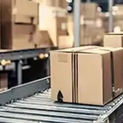 倉庫で段ボールを入出庫するシーン