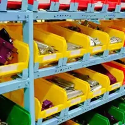 棚に並ぶ商品を棚卸するシーン