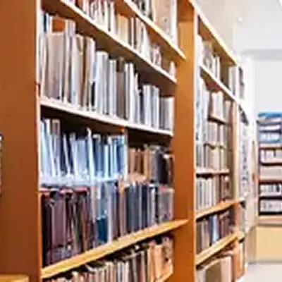 書棚から対象物を探索するシーン