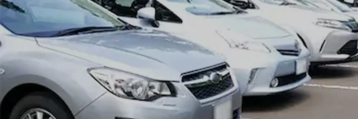 配送車両が並ぶ物流拠点