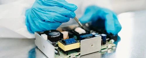 製品を組み立てる作業員