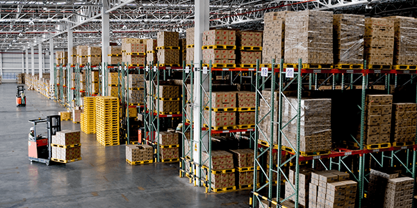 広い倉庫で大量に扱われる商品を効率よく管理します。
