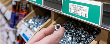 製造工場における部品ピッキングのナビゲーション